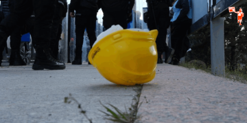 Açlık grevindeki madenciler bakanlığa yürüdü: Polis ablukasında iki işçi fenalaştı