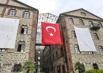 İzmir’de şafak operasyonu: Meslek Fabrikası’nda tahliye gerilimi