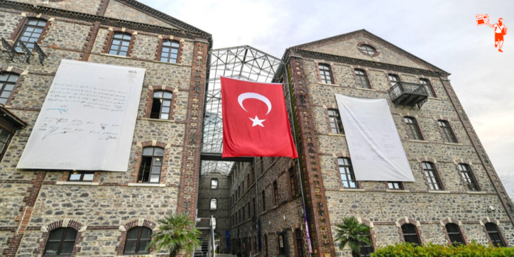 İzmir’de şafak operasyonu: Meslek Fabrikası’nda tahliye gerilimi